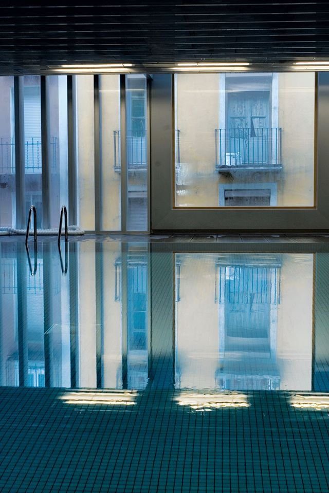 Piscina cubierta de Aquavox con vistas al casco viejo de Pamplona