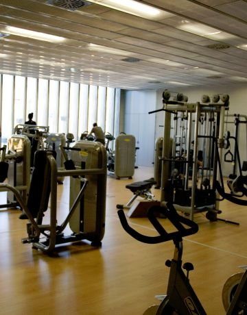 Sala fitness equipada